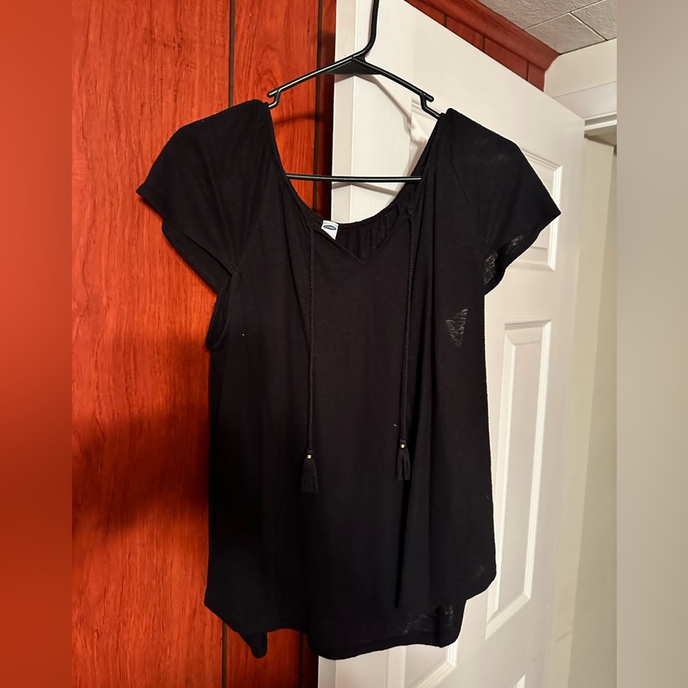 Black old navy v-neck T-shirt